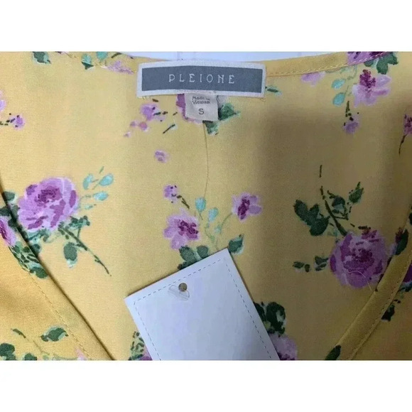 Pleione Floral Ruffle Trim Bottom Top Blouse V Neck SMALL NEW 1085 - Picture 2 of 3
